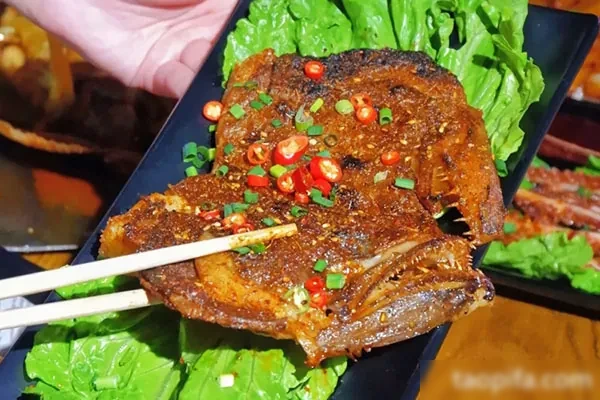 图片[1]-碳烤碟鱼头，特色碟鱼头视频教程-小吃方略网