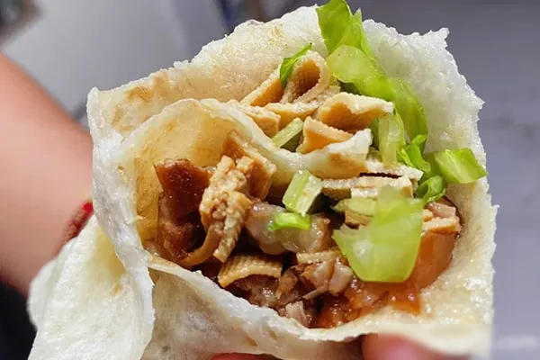 卤肉卷饼、红油煎饼制作视频-小吃方略网
