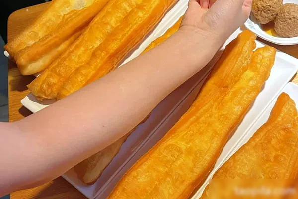金牌手臂大油条制作视频教程-小吃方略网