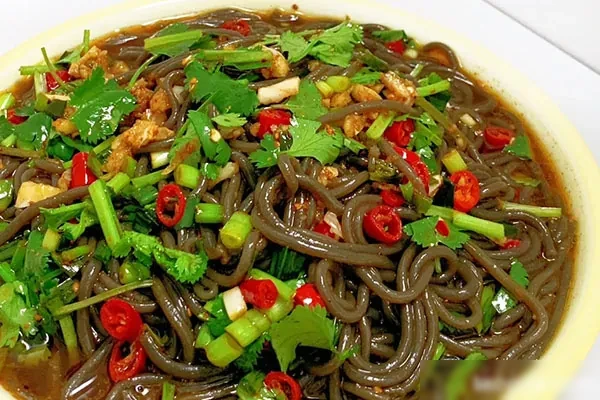 图片[1]-酸辣蕨根粉汁水制作视频教程-小吃方略网